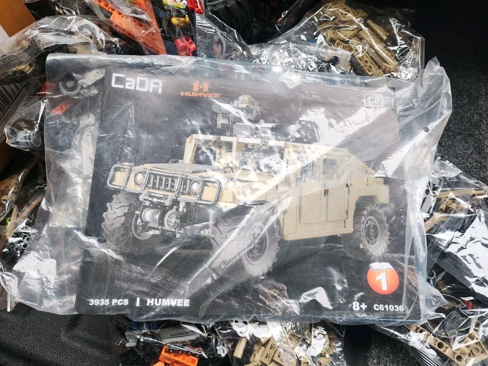 CaDA 1:8 HUMVEE Off-Road Army Truck Brick Model 3935pcs Suitable For Kids Age 8+ - Image 1 of 4