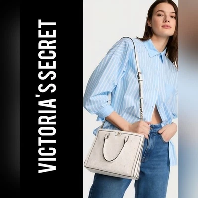 ¡NUEVO CON ETIQUETAS! PRECIOSA BANDOLERA VICTORIA'S SECRET BLANCA COCO SATC... Foto 1 de 4