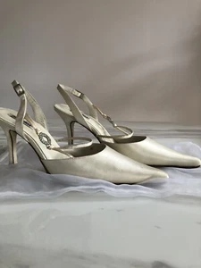 Femme, chaussures de mariage soie et cuir ivoire par Benjamin Adams Paradox - Londres - Photo 1/9