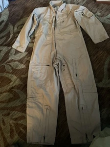 Mono de piloto USAF CWU-27/P traje de vuelo talla 44S bronceado desierto Nomex - Imagen 1 de 14