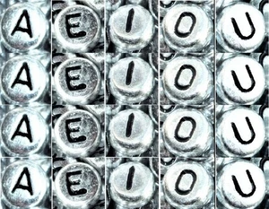 100pcs 7x4 mm flat round silver colour vowel letters DIY acrylic alphabets beads - Picture 1 of 7