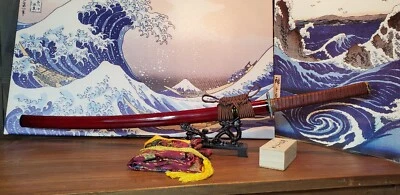 Katana Damasco Roja, Hoja Unokubi-Zukuri Forjada a Mano, Envoltura de Cuero Rojo y Saya Foto 1 de 4