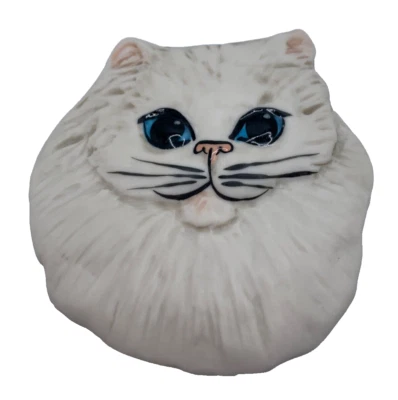 Caja de baratijas vintage firmada por Carol Halmy cabeza de gato blanca ojos azules Foto 1 de 3