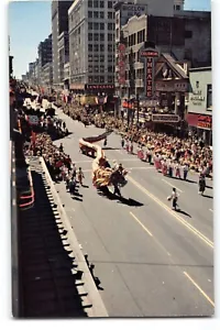 Postal Seattle Seafair Parade 4th Ave Dragon Float Crowds años 50 - Imagen 1 de 2
