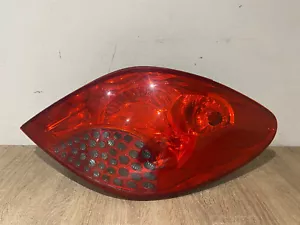 PEUGEOT 207 5DR PORTELLONE FANALE POSTERIORE O/S LATO GUIDATORE / LATO DESTRO 9649986580-03 - Foto 1 di 2