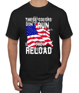 Estos Colores No Corren Recargan Bandera de EE. UU. Patriótico Orgullo Americano Hombres Camiseta - Imagen 1 de 20