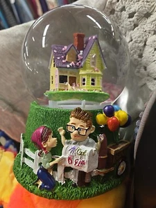 Disney, UP Schneekugel mit Musik, Carl und Ellie Briefkasten - Bild 1 von 3
