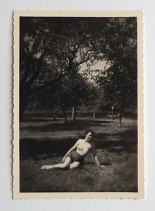 Bain soleil herbe jeune femme allongée coté pin up - Photo vintage snapshot 1952 - Photo 1/3