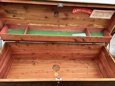 Vintage Lane Art Deco Cedar Wood Chest - LOCK REMOVED Foto 1 de 4