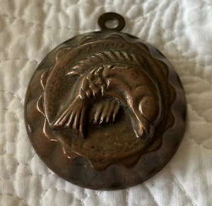 VINTAGE KUPFER PUPPENHAUS BONBONFORM SPRINGENDER FISCH KUPFERFORM * TOLLE PATINA * - Bild 1 von 5