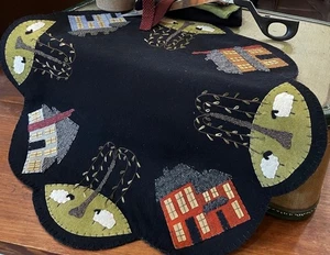 SALTBOX TABLE Mat by Lisa Bongean of Primitive Gatherings Applique Pattern - Picture 1 of 4