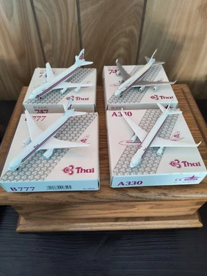 1/600 Schabak Juego de cuatro modelos THAI B-747-300, B-747-400, B-777 y A 330 Foto 1 de 4