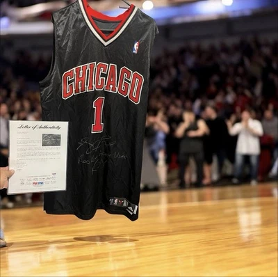 Camiseta deportiva autografiada por Derrick Rose de novato usada en juegos de los Chicago Bulls con certificado de autenticidad PSA/ADN Foto 1 de 4