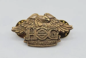 HOG 2013 Harley Owners Group Eagle sombrero de metal tono dorado/pin de solapa - Imagen 1 de 3