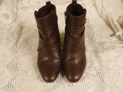 EUC WORN TWICE SZ 7M KELLY & KATIE DEEP BROWN FLOMIS ZIP UP ANKLE BOOTIES - Image 1 of 4