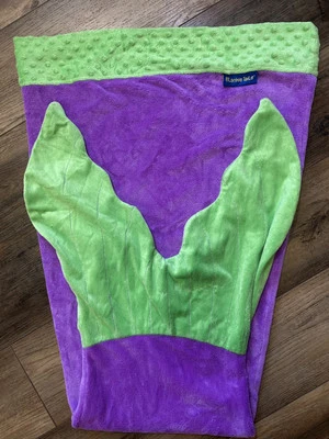 Blankie Tails Manta Usable Cola de Sirena Suave Felpa Púrpura y Verde Divertido Niño Foto 1 de 3
