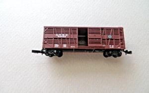 Z Scale KADEE USA ATSF STOCK CAR # 50682 WITH SLIDING DOORS - Picture 1 of 5
