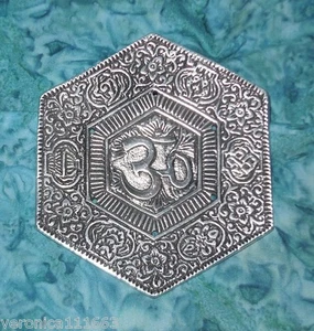 Tibetische heilige OM Räucherplatte Aluminium NEU hält 6 Stäbchen 4,5" 2,5oz  - Bild 1 von 3