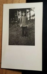 draußen am Waldrand stehender deutscher ? Soldat in Uniform / Foto - Picture 1 of 1