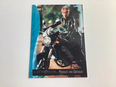 Tarjeta Halle Berry Catwoman 2004 superhéroe DC Comics #37 Inkworks casi nueva motocicleta Foto 1 de 2