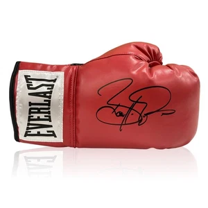 Von Barry McGuigan signierter Boxhandschuh - Bild 1 von 4
