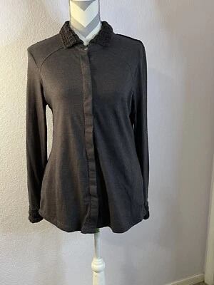 MONA B 灰色纽扣前蕾丝背面长袖侧口袋衬衫,尺寸 L — 第 1/4 张图片