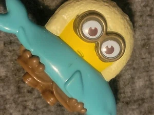 2019 McDonalds Happy Meal Spielzeug Minion hält blauen Fisch Kunststoff Spielzeug Kuchen Topper - Bild 1 von 10