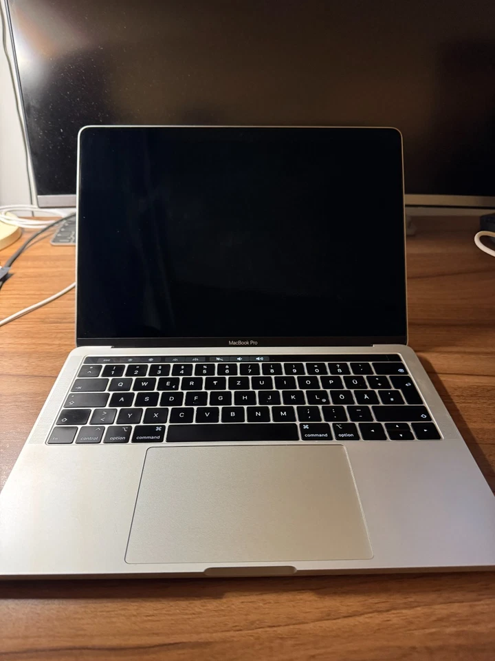 Apple MacBook Pro Retina TouchBar 13 Zoll i5 2,3 Ghz 256 GB SSD 8 GB 2018 Silber - Bild 1 von 4
