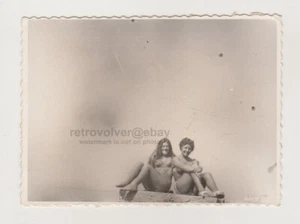 Dos Bikini de Baño de Playa Para Mujeres Jóvenes Bonitas Mujeres Instantánea Foto Antigua - Imagen 1 de 7