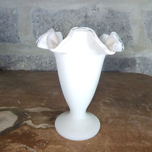 FENTON Silvercrest weiße Milchglas Rüschen Vase Vintage 60er Jahre 6 cm - Bild 1 von 6