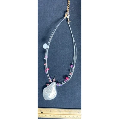 Collar colgante tono plata con cuentas multicolores y acento de cadena dorada Foto 1 de 3