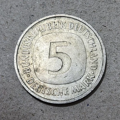 WEST GERMANY 🇩🇪 FIVE (5) DEUTCSCHE MARK COIN 1984 G (MINTED IN KARLSRUHE) - Image 1 of 2