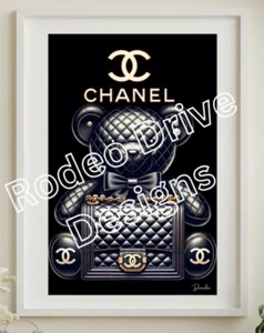 Chanel Bear Luxe Print 11x17 por Denardai de Rodeo Drive Designs - Imagen 1 de 2