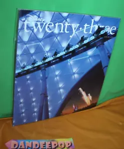Disney Twenty-Three D23 edición de revista primavera 2023 con imán de miembro dorado - Imagen 1 de 3