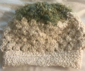 Chapeau slouch artisanal crochet crème et vert 9 1/2 po bord neuf fait main - Photo 1/5