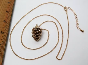 VINTAGE 1950s 60s GOLDEN 1 1/8" PINE CONE PENDANT & 32" CHAIN WITH 3" EXTENDER - Picture 1 of 12