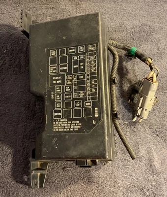 92 93 94 95 Isuzu Trooper 3.2L Engine Fuse Box - Image 1 of 4