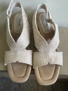 Sandalias de cuña Clarks Kyarra Aster beige arena metálica zapatos 5 para mujer - Imagen 1 de 6