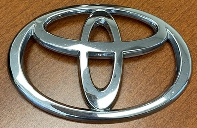 2004-2006 Toyota Sienna OEM Front Emblem 75314-AE010 - Image 1 of 3