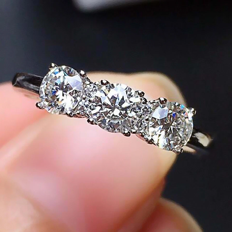 ANILLO DE BODA MOISSANITA DE CORTE REDONDO 1.5 TCW ENCHAPADO EN ORO BLANCO 14K Foto 1 de 4