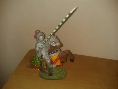 Adorno de plástico duro vintage de caballero de justas en caballo de cría. (D26b) Foto 1 de 4