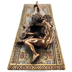 Alfombra de bronce vintage 1977 Giovanni Schoeman abrazo pareja desnuda beso firmada - Imagen 1 de 10