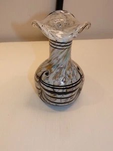 Mehrfarbige Kunst Glasvase, schwarze Bänder, gewelltes Oberteil - Bild 1 von 5