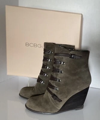Botas de tacón de cuña BCBGeneration para mujer BG Kadeer de moda - oliva oscuro/roble talla 10M Foto 1 de 4