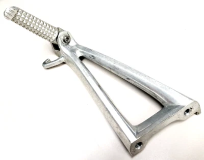 03-05 YAMAHA YZF-R6 R6, 06-09 R6S Clavija de pie de pasajero trasera izquierda con soporte de montaje Foto 1 de 4