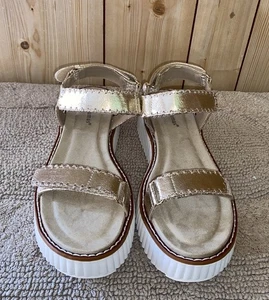New PIERRE DUMAS Women's Sweet -4 Gold Sandals Shoes Size 10 - Picture 1 of 9
