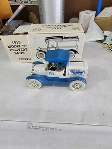 ERTL DIE CAST METAL COLLECTIBLE - 1918 FORD MODEL T RUNABOUT w ADVERTISMENT - Picture 1 of 5