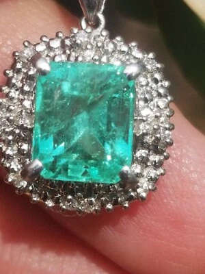 Gorgeous Colombian Emerald Diamond Halo Platinum Pendant 14k chain - Imagem 1 de 4