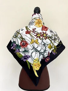 Bufanda Gucci de sarga con borde negro multicolor estampado Flora Infinity de seda - Imagen 1 de 18