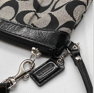 EUC COACH 47206 Signature Optic Black White WRISTLET/CLUTCH - Foto 1 di 4